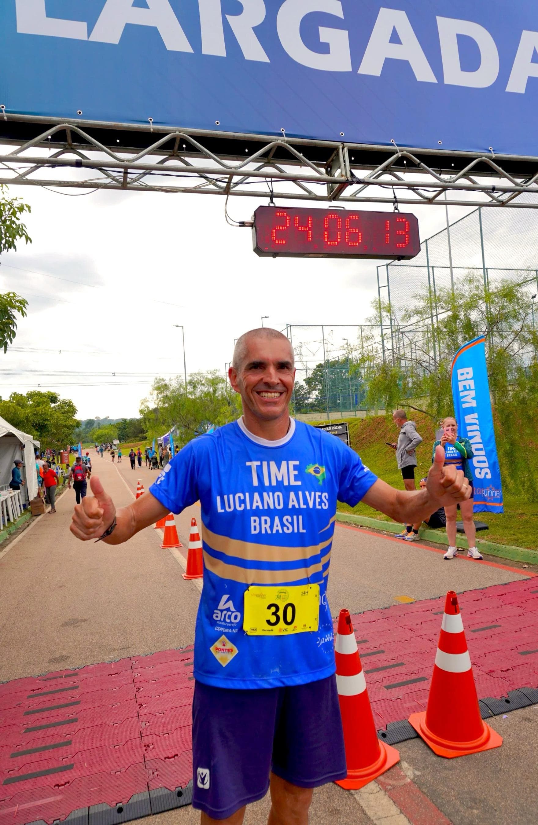 Léo na chegada da ultramaratona de Indaiatuba